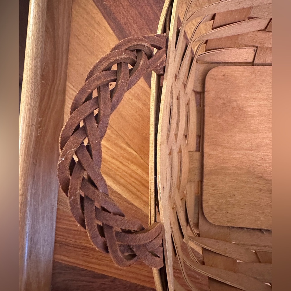 Longaberger basket hand woven in 2008 with leather woven handles - Picture 4 of 5